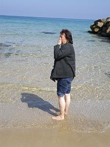 1737 la cousine ghislaine les pieds dans l'eau plage saint rock